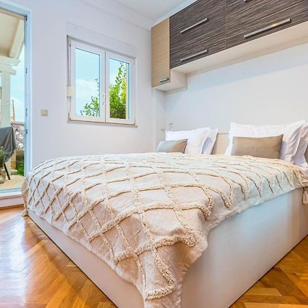 Beachfront Apartment Есенице Экстерьер фото