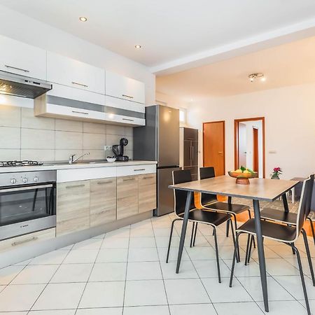 Beachfront Apartment Есенице Экстерьер фото
