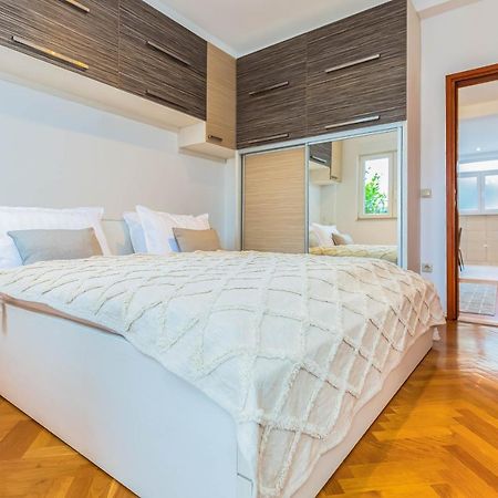 Beachfront Apartment Есенице Экстерьер фото