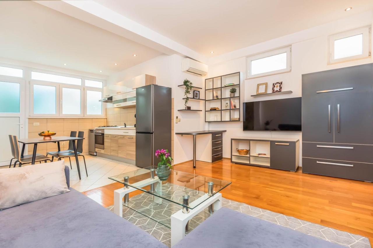 Beachfront Apartment Есенице Экстерьер фото