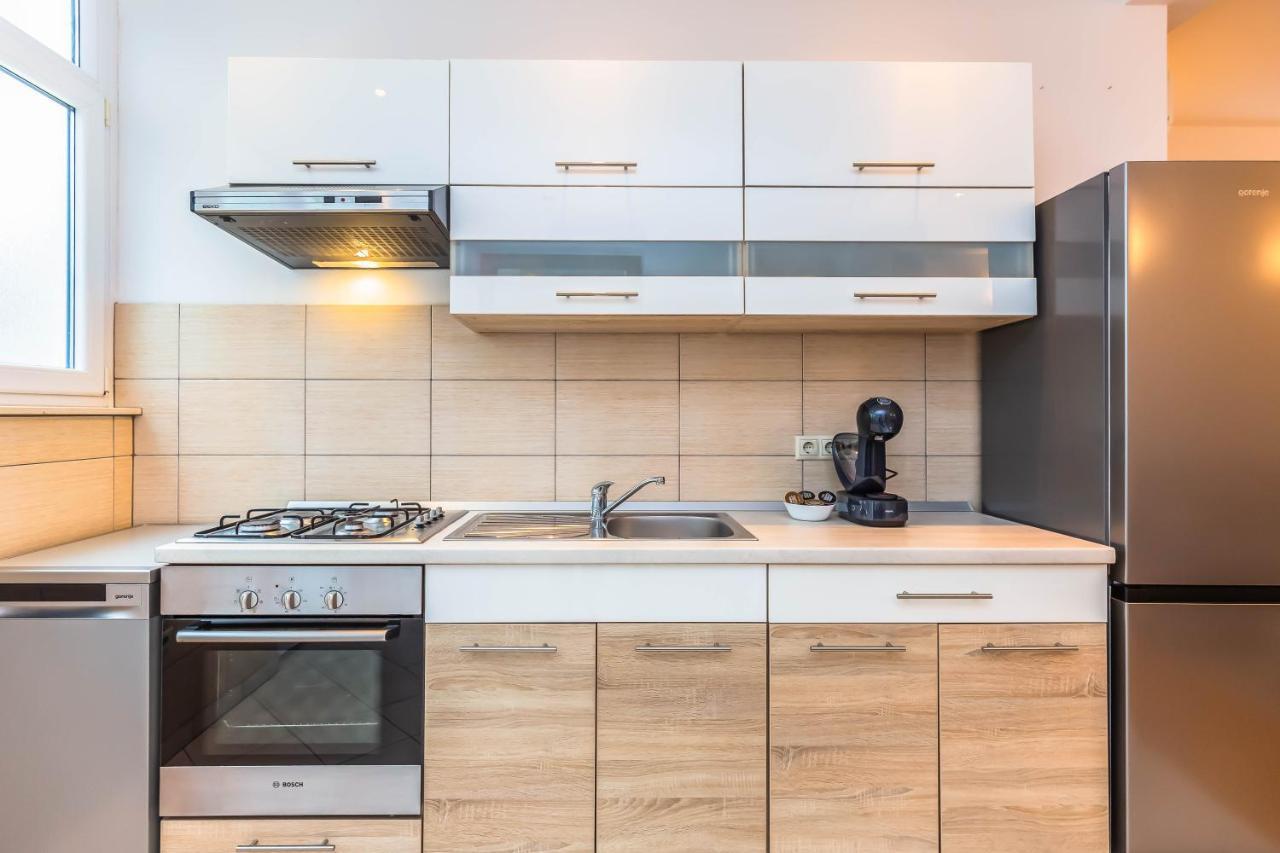 Beachfront Apartment Есенице Экстерьер фото