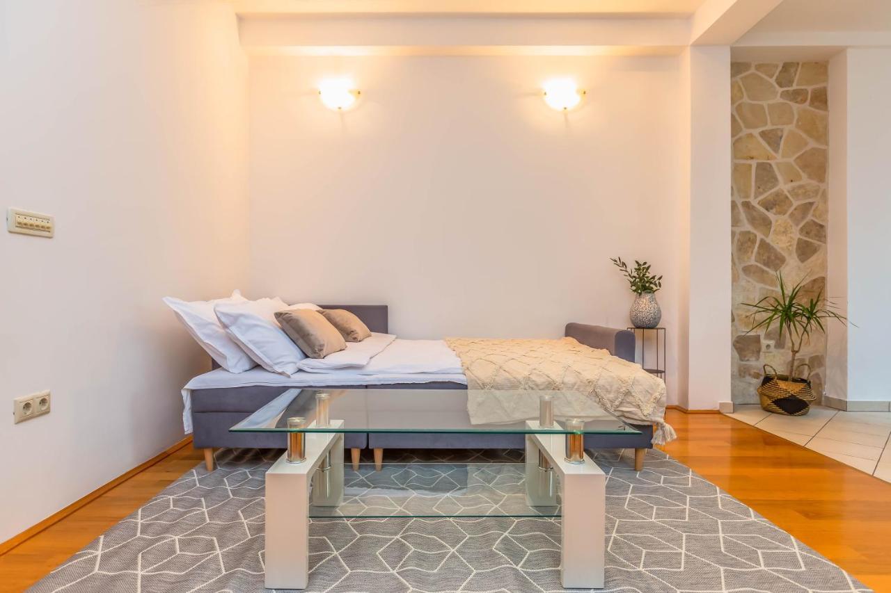 Beachfront Apartment Есенице Экстерьер фото