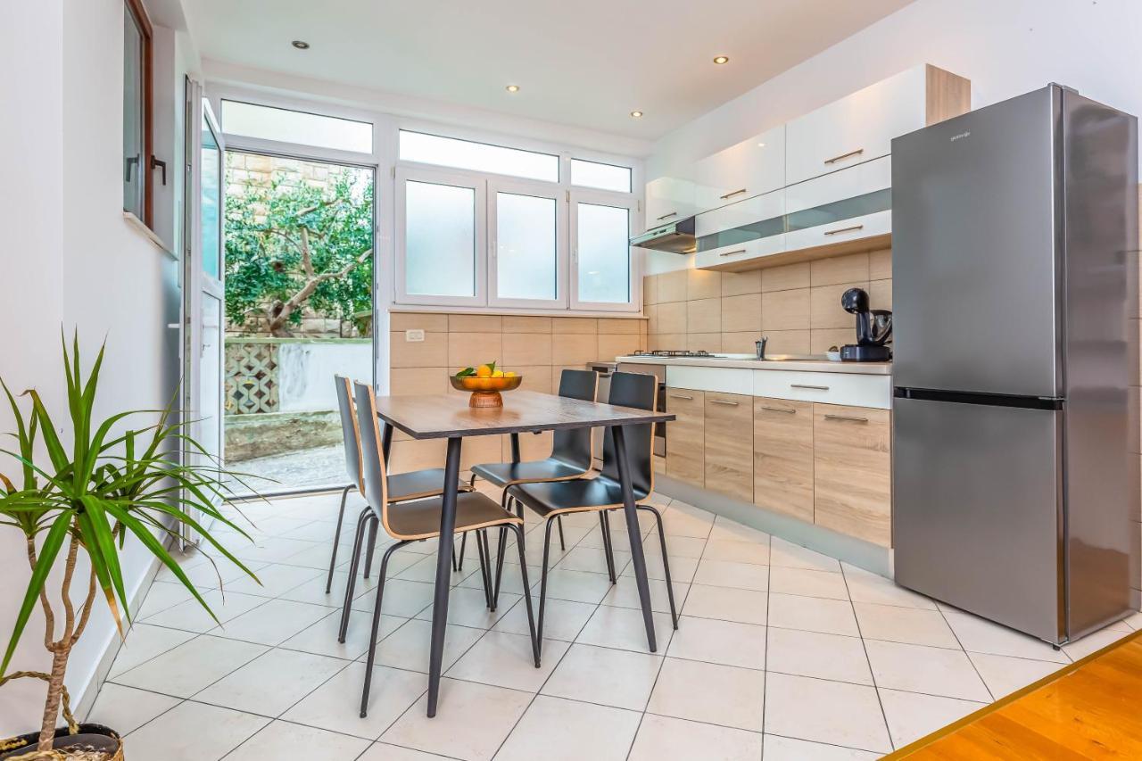 Beachfront Apartment Есенице Экстерьер фото